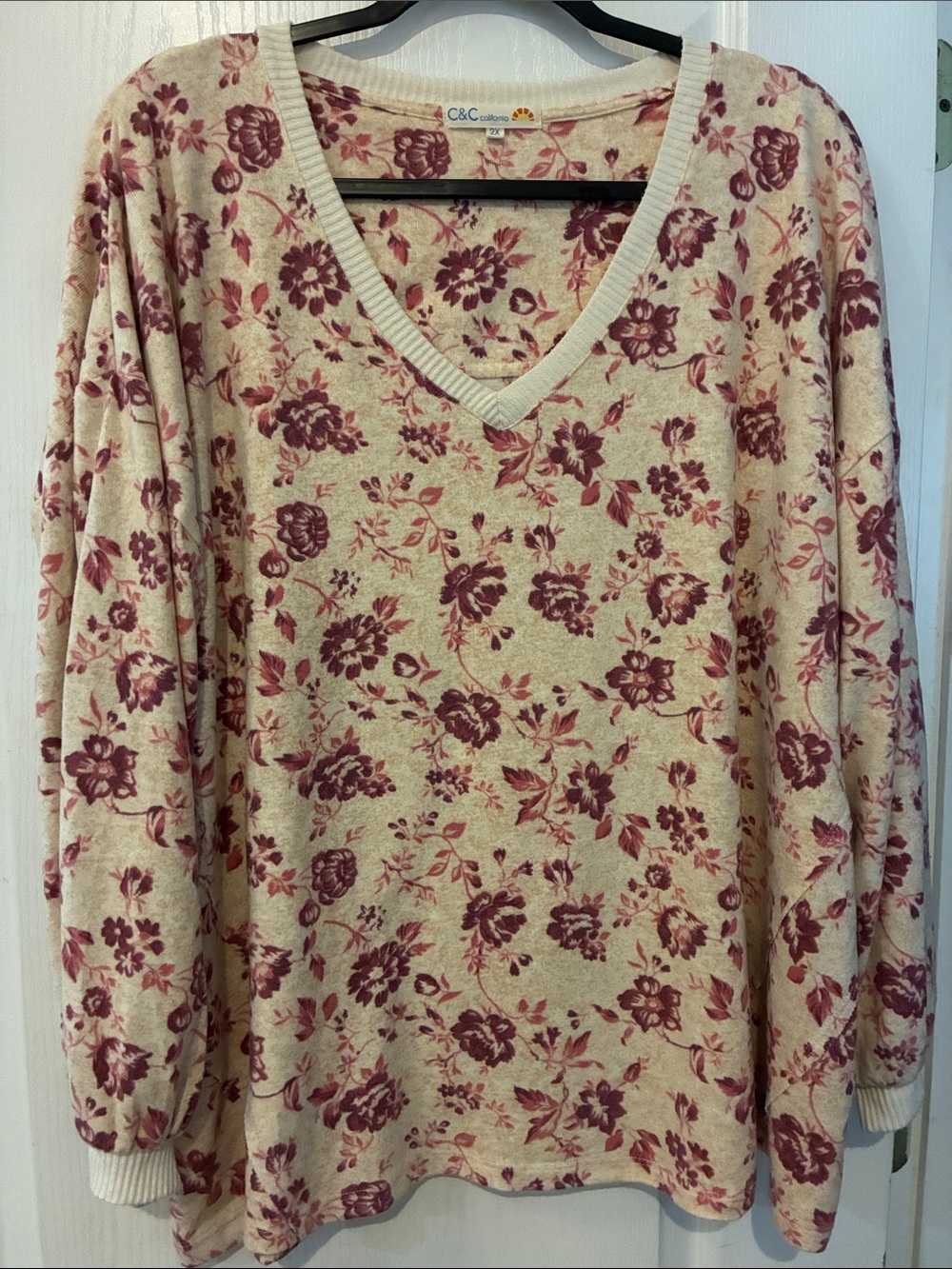 C&C California Cream V‑Neck Floral Knit Pullover with Mauve Roses